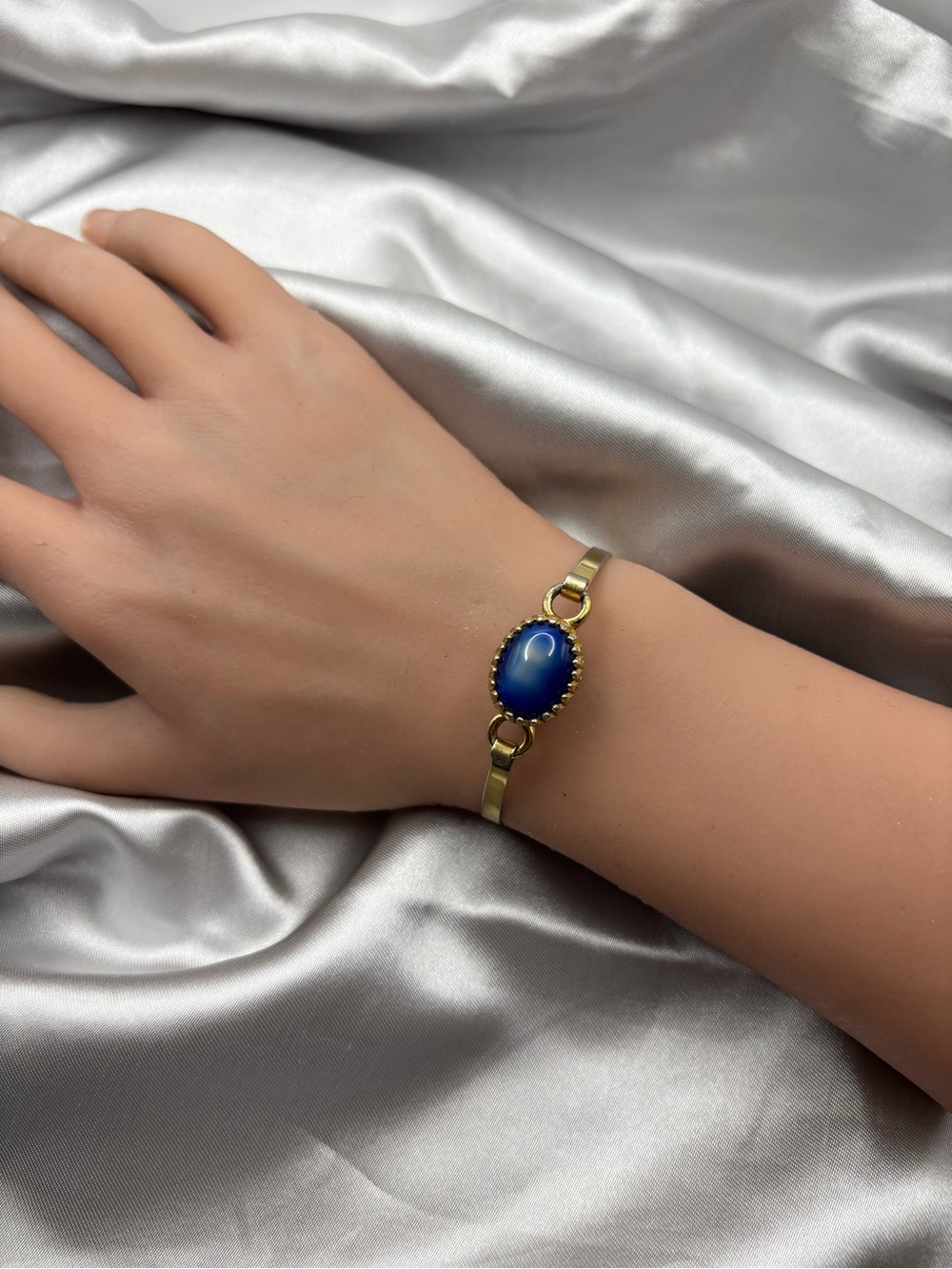 Vintage Avon Gold Tone Oval Faux Blue Lapis Cabochon Bracelet